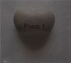Auf einem herzförmigen Stein steht "Poem 1". Der Hintergrund ist schlicht und einheitlich hell., CD