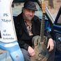 Texte: "PK Mayo All Before Yesterday." Ein Mann sitzt in einem offenen Auto und hält eine resonator Gitarre. Er trägt einen Hut., 2 CDs