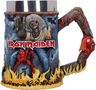 Der Text lautet "IRON MAIDEN". Ein detailreicher Bierkrug mit Monstern, einem roten Teufel, Flammen und einem knorrigen Griff., Merchandise