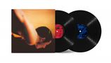 Text auf Vinyl: "The Car" wiederholt sich, rotes und blaues Label. Links ein verschwommenes Bild eines gebeugten Körpers.