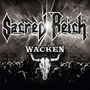 "Sacred Reich", "Live at Wacken" in großen Buchstaben, darunter ein Stierkopf-Logo, Publikum im Vordergrund., CD