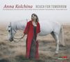 Anna Kolchina, "Reach for Tomorrow". Frau in rotem Mantel steht neben einem weißen Pferd auf einem Feld., CD
