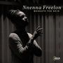 "Nnenna Freelon, Beneath the Skin". Ein Schwarz-Weiß-Foto einer Person im Schatten, rechts unten ein rundes Logo., CD