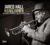 "Jared Hall Hometown" mit Musikernamen. Ein Mann spielt Trompete, trägt Hut und Brille, im Hintergrund Ziegelwand., CD