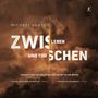 Schrift "Zwischen Leben und Tod" vor dramatischen Wolken. Namen: Michael Hersch, Peter Sheppard Skærved, Roderick Chadwick., 2 CDs