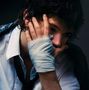 Eine Person verbirgt ihr Gesicht mit einer metallischen Hand. Es sind keine sichtbaren Texte vorhanden., CD