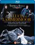 "Teatro alla Scala: Gaetano Donizetti. Lucia di Lammermoor. Dirigent: Riccardo Chailly. Inszenierung: Yannis Kokkos." Im Vordergrund eine theatralische Szene mit drei Personen, eine Frau in einem weißen Kleid.