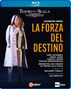 "Teatro alla Scala, Giuseppe Verdi, La Forza del Destino". Eine Frau in weißem Mantel steht singend auf einer Bühne.