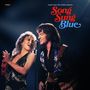 Oben steht "music from the motion picture Song Sung Blue". Eine Frau mit Tamburin und ein Mann mit Gitarre singen., CD
