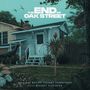 „THE END OF OAK STREET“ steht in großen Buchstaben oben. Es zeigt einen Garten mit Dinosauriern und einem kleinen Haus.