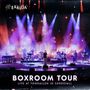 "BOXROOM TOUR: LIVE AT TONHALLEN IN SUNDSVALL" steht unten. Oben "TAKIDA". Bühne mit Musikern, bunte Lichter., 2 LPs
