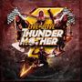 Text: "LIVE & ALIVE THUNDER MOTHER." Rockmusikerinnen mit Instrumenten, zwei schwarz-weiße Zielflaggen, energische Posen., CD