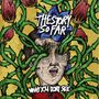 „THE STORY SO FAR“ und „WHAT YOU DON’T SEE“, umrahmt von grünen Ranken und roten Blüten, auf gemaltem Gesicht., LP
