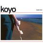 Text: "koyo", "barely here". Eine Hand hält einen Telefonhörer an einem Strand.