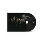 CD-Hülle mit Bandauftritt. Fünf Musiker auf einer Bühne im Dunkeln mit Instrumenten., CD