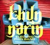 Text: "Chuyinarin, Electric Phin Band." Schrift über gestapelten Lautsprechern vor roter Holzwand., CD