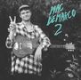 „MAC DEMARCO 2“ in türkisfarbenem Text. Person in kariertem Hemd hält Gitarre und zeigt Peace-Zeichen., MC