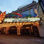 "Soul Asylum MPLS Unplugged 4/20 7:30PM." Theaterfassade mit leuchtenden Lampen und dekorativen Elementen., 2 LPs