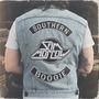 "Southern Boogie" und "Sam Morrow" auf einer Jeansweste. Eine Person mit langen Haaren trägt sie., CD