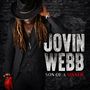 Text: "JOVIN WEBB SON OF A SINNER". Eine Person in schwarzem Anzug und Hut mit langen Dreadlocks auf dunklem Hintergrund.