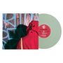 "Spiritual Cramp" auf einer Schallplatte mit Trackliste. Person in roter Jacke vor Graffiti. Vinyl in hellem Grün., LP