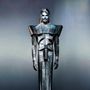 Ich kann keine Texte oder spezifischen Details erkennen. Eine Figur in futuristischer, metallischer Rüstung mit strengen Linien., LP