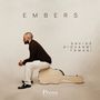 Text: „EMBERS“, „DAVIDE GIOVANNI TOMASI“. Ein Mann sitzt nachdenklich auf einem Gitarrenkoffer. Subtiles Design.