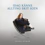 „IDAG KÄNNS ALLTING SKIT IGEN“ und „JENNA NYMAN“. Jemand sitzt in einem modernen Sessel, gekleidet in dunklen Farben., LP