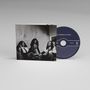 Text auf CD: "THE WOMACK SISTERS". Schwarze CD neben einem schwarz-weißen Foto von drei elegant gekleideten Frauen., CD