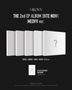 Text: MEOVV THE 2nd EP ALBUM [BITE NOW] MEOVV ver. SOOIN / GAWON / ANNA / NARIN / ELLA ver. U.S & EU EXCLUSIVE PHOTOCARD 55x85mm / 1EA. 

Beschreibung: Schwarzer Hintergrund mit weißen, mysteriösen Boxen und einem Fragezeichen., CD