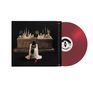 Ein rotes Vinyl mit Schriftzug "ESTRUS". Eine Person kniet vor einem Altar mit vielen Kerzen und einer schwarzen Katze., LP