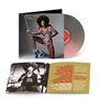 "I am in Betty Davis’s apartment..." ist ein Text auf einem geöffneten Booklet neben einem stilvollen Albumcover., LP