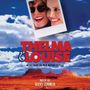 "Thelma & Louise" und "Music by Hans Zimmer" stehen groß in der Mitte. Hintergrund: Wüstenlandschaft, Himmel mit Wolken.