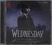 Limited Edition CD mit "Wednesday Season 2" Soundtrack, ein Mädchen mit geflochtenem Haar und dunkler Kleidung., 2 CDs