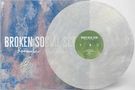 Text "BROKEN SOCIAL SCENE - Remem..." auf einer bunten Hülle neben einer transparenten Schallplatte mit grünem Zentrum., LP