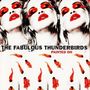 „THE FABULOUS THUNDERBIRDS PAINTED ON“ steht in schwarzem Text. Drei identische Gesichter mit roten Lippen und Augen. Orange Federn.