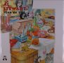 „Al Stewart Year of the Cat“-Text über bunte, künstlerische Darstellung mit Flaschen, Büchern und Alltagsgegenständen., LP