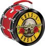 Der Text "Guns N' Roses" auf einem gelben Kreis ziert einen runden, roten Koffer mit einem Griff und Verschlüssen.