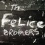 Handgeschriebener Text in weißer Kreide: "The Felice Brothers" auf einer dunklen, strukturierten Oberfläche., 2 LPs