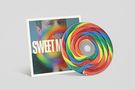 Texte: "SWEET MA...". CD mit buntem, spiralförmigem Regenbogenmuster, Hülle mit verschwommenem Porträt., CD