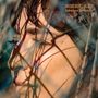 "Sorry, Kid" und "Johanna Samuels" sind in der oberen Ecke. Eine Nahaufnahme eines Gesichts mit Schatten von Grashalmen., CD
