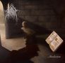 Texte: "Mendacium"; Zwei Seiten eines alten Buches. Eine düstere Szene mit einem schreienden Kopf und blutiger Umgebung., LP