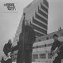 „Molchat Doma Live at Panorama Hotel“. Drei Musiker mit Gitarren vor einem modernen, mehrstöckigen Gebäude., Single 12"