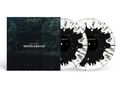 "Death Spells" von Holy Fawn. Zwei Schallplatten mit schwarzem und grünem Spritzmuster, ein Wald im Hintergrund., 2 LPs