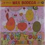 "WAX BODEGA" oben, "FRUIT TOWN STANDARDS" unten. Illustration von fröhlichen Früchten mit Gesichtern auf rosa Hintergrund., LP