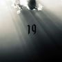 „19“ in schwarzer Schrift. Sonnenstrahlen brechen durch Wolken und werfen Lichtstrahlen., LP