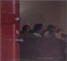 "Hot Mulligan - Pilot" steht unten. Eine rote Tür ist halb geöffnet, im Hintergrund unscharf sitzende Menschen auf einem Sofa., CD