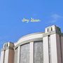 Text: "Stay Golden". Gebäude mit Art-Deco-Architektur und bunter Schallplatte mit Farbspritzern., LP