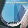 "PHANTOM PLANET IS MISSING" in Großbuchstaben. Fünf Menschen sitzen auf einer Betonstruktur, Wolkenkratzer im Hintergrund., LP