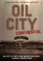 OIL CITY CONFIDENTIAL. Gebäude mit Rundbau und Menschen im Vordergrund, zerklüfteter Boden.